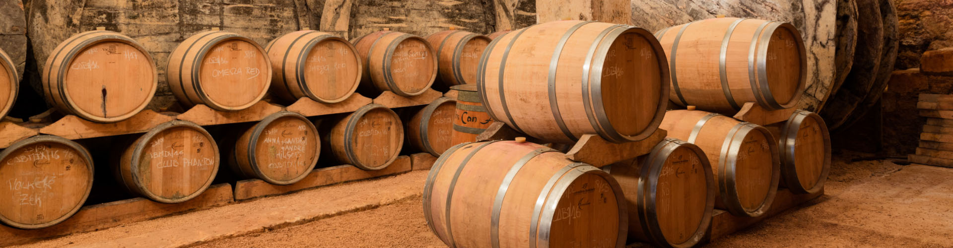 Barriles de vino en la bodega de Can Feliu