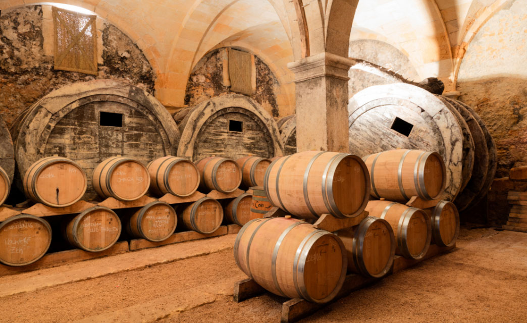 Barriles de vino en la bodega de Can Feliu