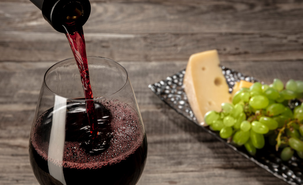 Copa de Vino Tinto acompañado de queso y uva