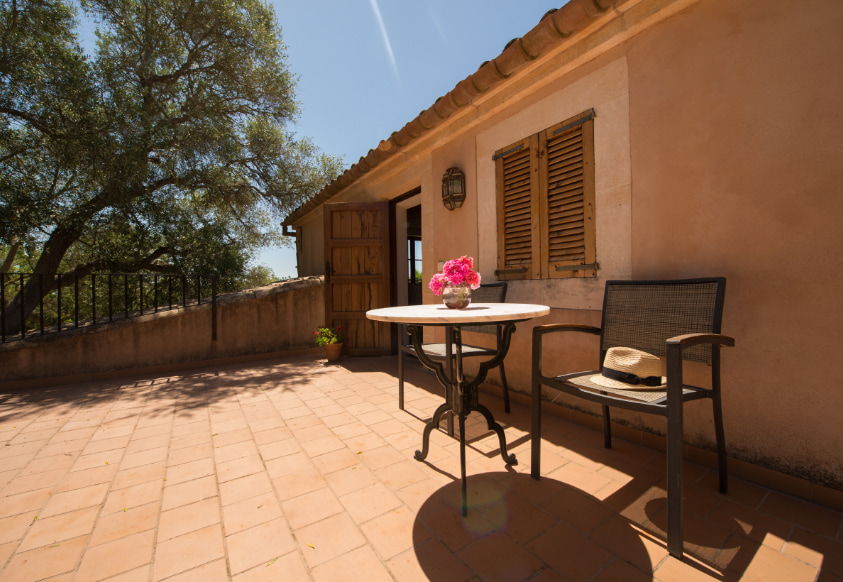 Terrasse mit Blick auf die Junior Suite von Can Feliu