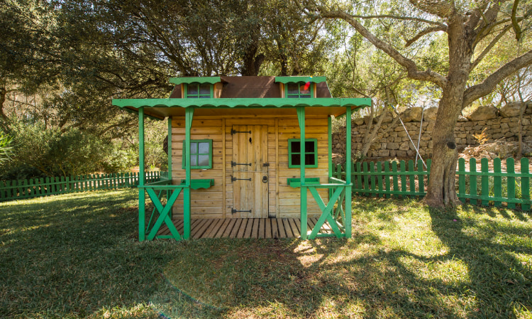 Casita de madera como espacio infantil en Can Feliu