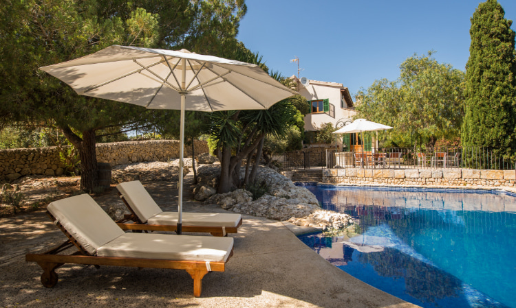 Hängematten, Sonnenschirm und Swimmingpool bei Can Feliu
